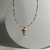 Złocony naszyjnik z jasnych kamieni