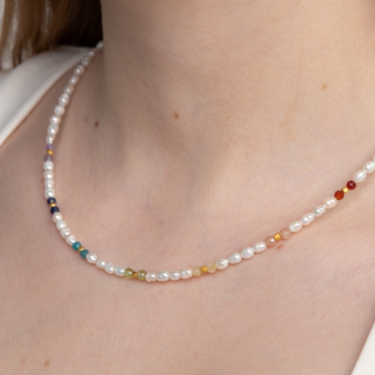 Złocony choker z kamieniami i perłami